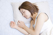 Foto: ベッドで眠る女性 ベッドで眠る女性