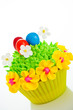 Foto: Happy easter cupcake with chocolate egg and cream grass as a mea Happy easter cupcake with chocolate egg and cream grass as a mea