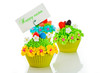 Foto: Happy easter cupcake with chocolate egg and cream grass as a mea Happy easter cupcake with chocolate egg and cream grass as a mea