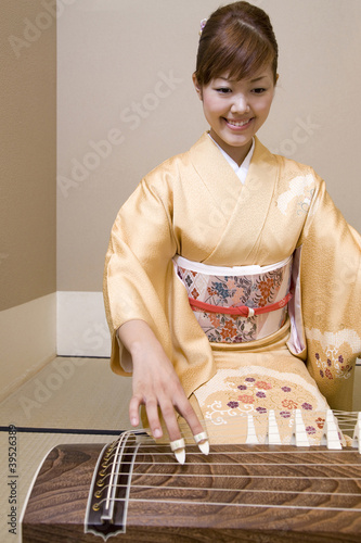 Photo: 琴を弾く女性 琴を弾く女性