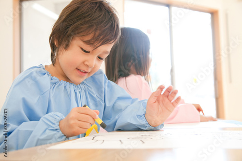 Photo: お絵描きをする幼稚園男児 お絵描きをする幼稚園男児