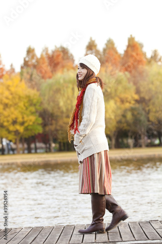 Photo: 川辺を歩く笑顔の女性 川辺を歩く笑顔の女性