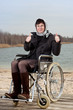 Frau im Rollstuhl in der Natur