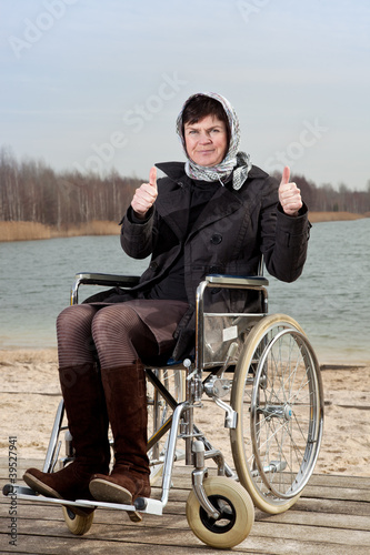 Photo: Frau im Rollstuhl in der Natur Frau im Rollstuhl in der Natur