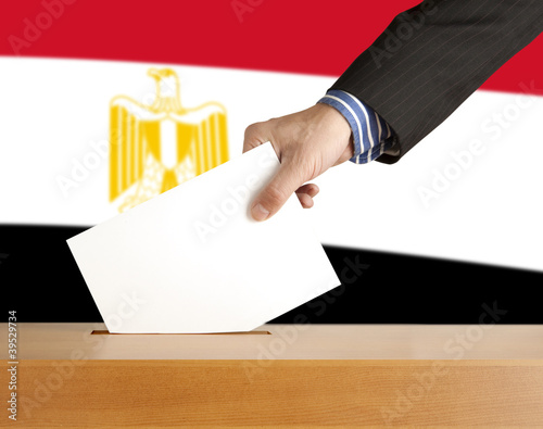 Foto: Hand with ballot and box on Flag of Egypt Hand with ballot and box on Flag of Egypt