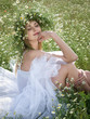 Foto: girl with daisy crown girl with daisy crown