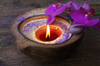 Kerze mit Orchideenblüte