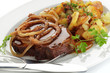 Spießbraten mit Schmorzwiebeln, Bratkartoffeln
