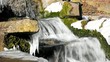 Schmelzwasser im Frühling in Zeitlupe