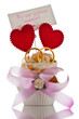 Foto: Wedding invitation card with cupcake two heart and two ring on w Wedding invitation card with cupcake two heart and two ring on w