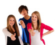 Nov 11 drei Teenager daumen hoch