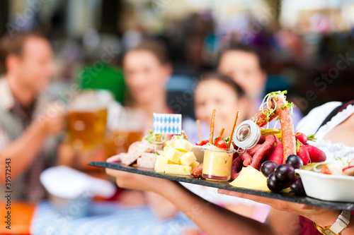Photo: Im Biergarten - eine gute Brotzeit Im Biergarten - eine gute Brotzeit