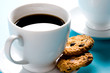 Foto: Two coffee cups with cookies on blue background Two coffee cups with cookies on blue background