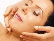 Frau bekommt Gesichtsmassage,Reiki
