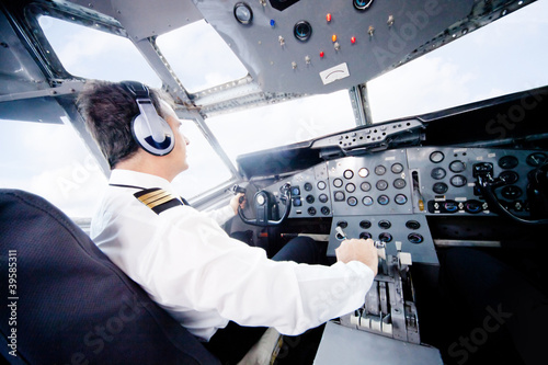 Foto: Pilot flying an airplane Pilot flying an airplane