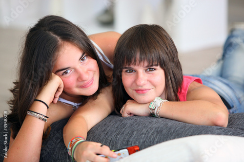 Foto: Teenagers hanging out together Teenagers hanging out together