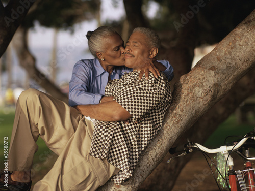 Photo: Woman kissing man Woman kissing man