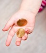 Geld in einer Kinderhand
