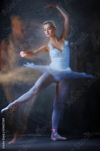 Foto: Beautiful ballet dancer in motion.. Beautiful ballet dancer in motion..