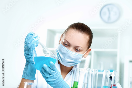 Foto: Young scientist working in laboratory Young scientist working in laboratory