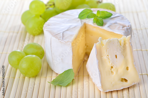 Foto: Gereifter Camembert mit Trauben und Majoran Gereifter Camembert mit Trauben und Majoran