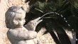 Escultura de un niño con surtidor de agua