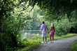 Coppia in passeggiata lungo il fiume Coppia in passeggiata lungo il fiume