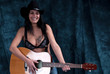 Photo: jeune femme guitariste jeune femme guitariste