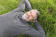 Foto: guy,allonge sur le dos, rire guy,allonge sur le dos, rire