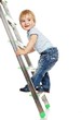 Foto: Cute little boy climbing on a ladder. Cute little boy climbing on a ladder.