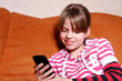 girl play games on phone