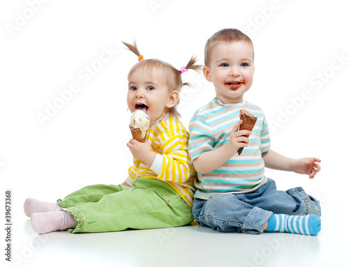 Foto: happy children little girl and boy with ice cream in studio isol happy children little girl and boy with ice cream in studio isol