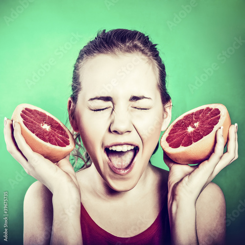 Foto: crazy girl with a grapefruit crazy girl with a grapefruit