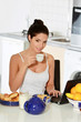 Jeune femme pendant son petit déjeuner