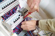 électricien montant un tableau électrique