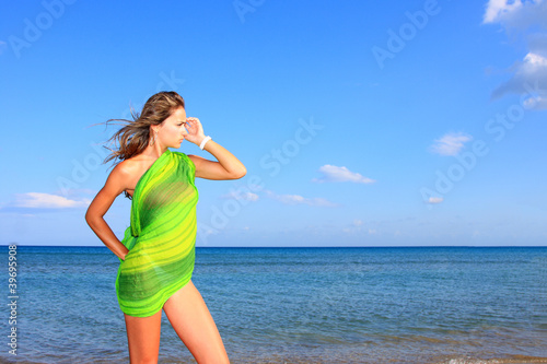 Foto: young woman showing her curvaceous body young woman showing her curvaceous body