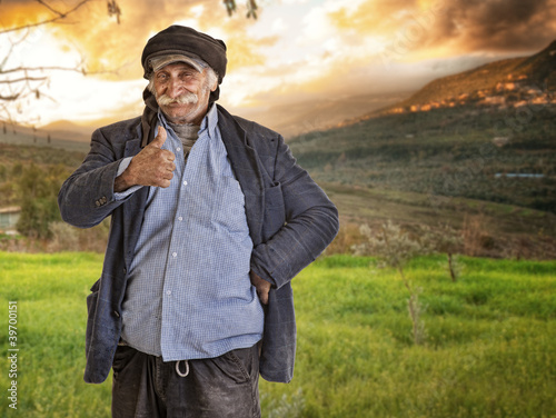 Foto: arabian lebanese man / farmer with thumbs up arabian lebanese man / farmer with thumbs up