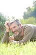 Foto: guy,allonge sur le ventre,rire,appui guy,allonge sur le ventre,rire,appui