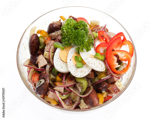 Foto: Käferbohnensalat von oben auf weiß Käferbohnensalat von oben auf weiß