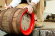 Brauer mit Bierfass in Brauerei