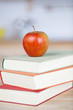 bücher und apfel