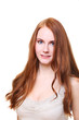 junge frau mit langen roten haaren