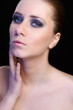 junge frau hat smokey eyes geschminkt