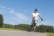 Junge Frau mit Inline-Skates