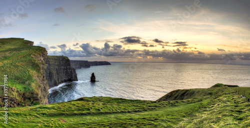 Foto: Panoramic view of Cliffs of Moher at sunset in Ireland. Panoramic view of Cliffs of Moher at sunset in Ireland.