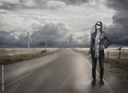 Foto: Young woman alone standing on road Young woman alone standing on road