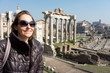 femme devant le forum romain