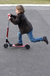 A fond sur sa trottinette