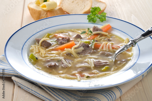 Photo: Kräftige Rindfleischsuppe mit Nudeln Kräftige Rindfleischsuppe mit Nudeln