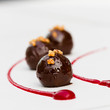 Marzipan Trüffel mit Krokant an Himbeermark